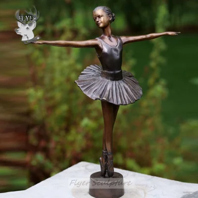 Scultura moderna di ballerina realizzata in bronzo massiccio di metallo finemente fuso per la decorazione del paesaggio