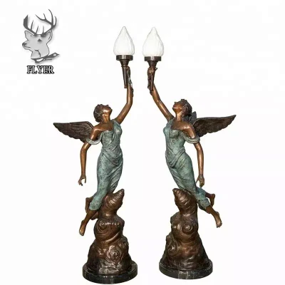 Grande lampione da giardino per esterni decorato di lusso in bronzo fuso, angelo dama con lampada scultura